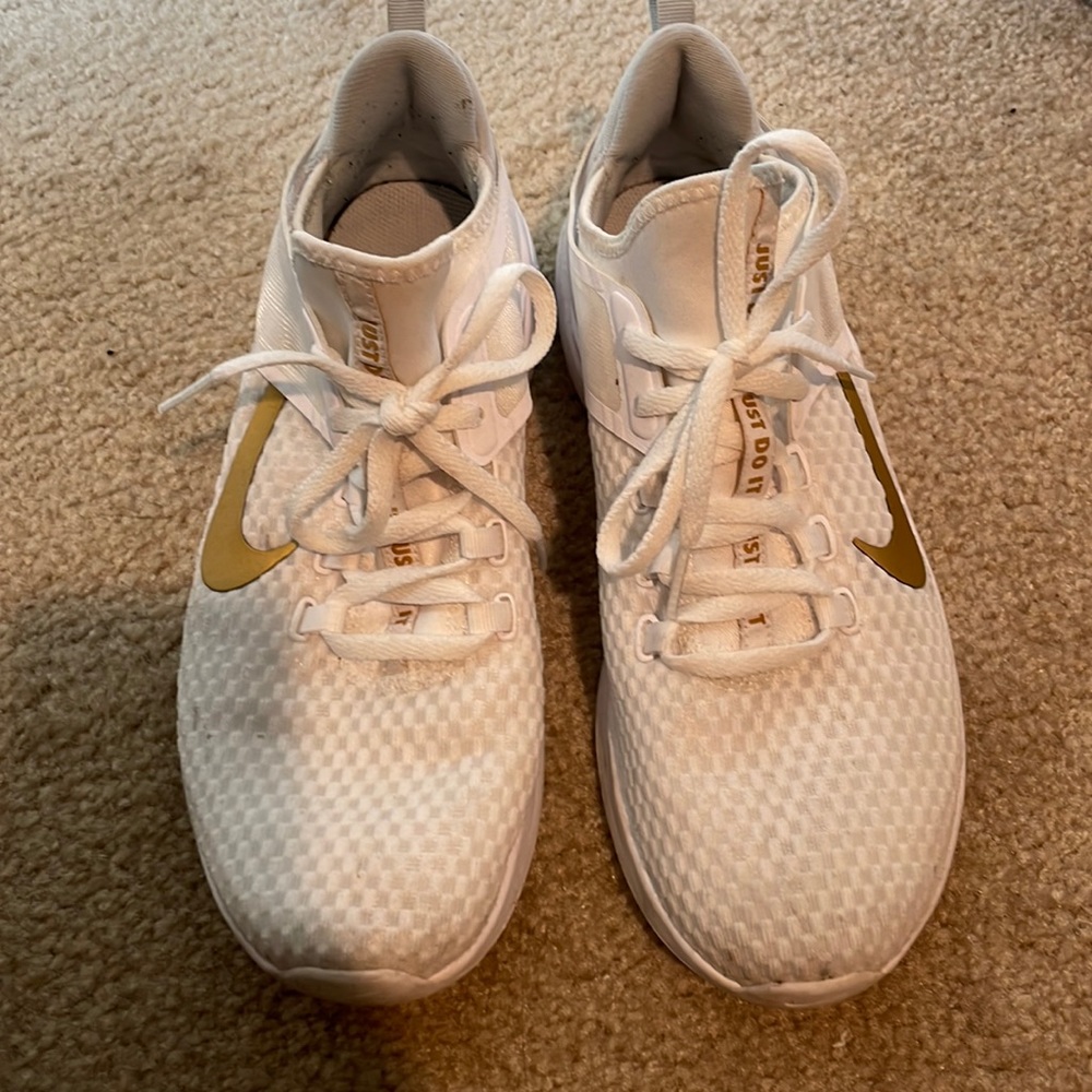 Nike, size 9, used unisex tennis shoes.